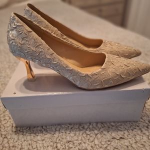 Women's size 40 gold dress shoes